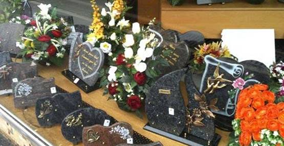 fleurs et plaque funeraire